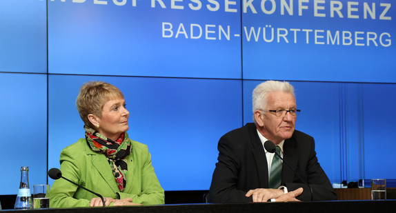 Ministerpräsident Winfried Kretschmann (r.) und Staatssekretärin Friedlinde Gurr-Hirsch (l.)