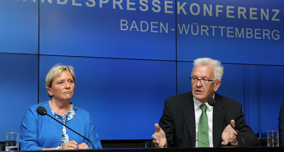 Ministerpräsident Winfried Kretschmann (r.) und Kultusministerin Susanne Eisenmann (l.)