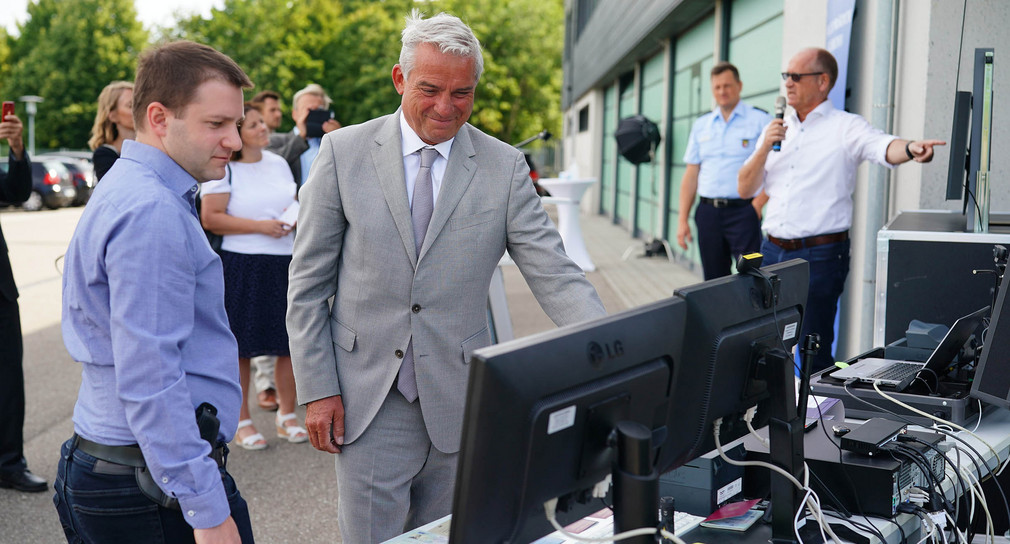 Übergabe Dokumentenprüfgeräte durch Innenminister Thomas Strobl