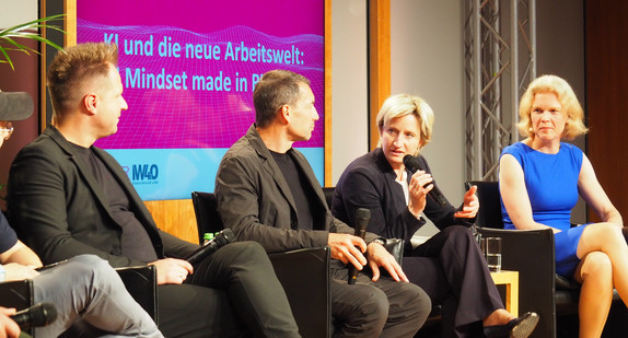 von links nach rechts: David Reger, Prof. Dipl.-Ing. Thomas Hundt, Ministerin Dr. Nicole Hoffmeister-Kraut und Prof. Dr. Katharina Hölzle