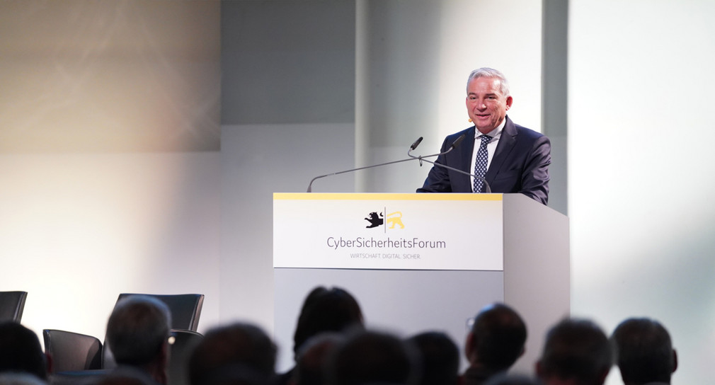 Digitalisierungs - und Innenminister Thomas Strobl eröffnet das 1. CyberSicherheitsForum im Haus der Wirtschaft. (Bild: © Steffen Schmid)