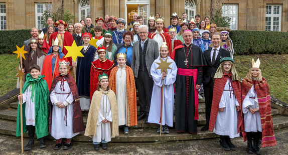 Ministerpräsident Winfried Kretschmann und seine Ehefrau Gerlinde, Staatsminister Dr. Florian Stegmann und Weihbischof Dr. Peter Birkhofer mit Sternsingerinnen und Sternsingern vor der Villa Reitzenstein