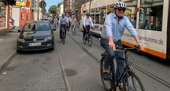 Sozial- und Integrationsminister im Stadtquartiert Neckar-West in Mannheim