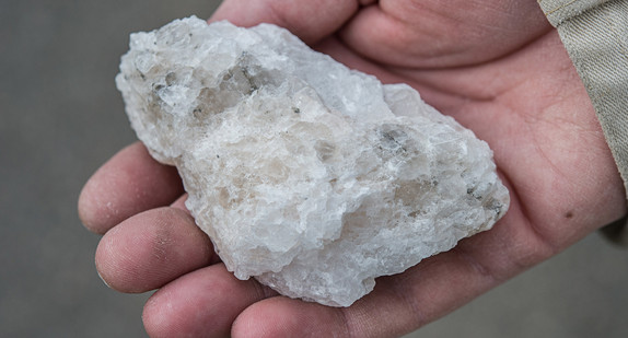 Ein Bergmann hält vor dem Schacht des Salzbergwerks Stetten in Haigerloch-Stetten einen Brocken Steinsalz.