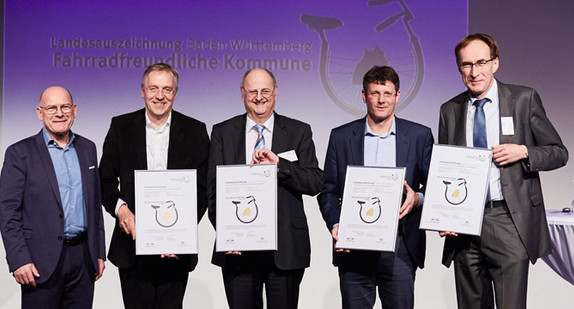 Gruppenbild mit Verkehrsminister Winfried Hermann (l.) und den Zertifikatsträgern der Landesauszeichnung „Fahrradfreundliche Kommune“ (Foto: Ministerium für Verkehr Baden-Württemberg)