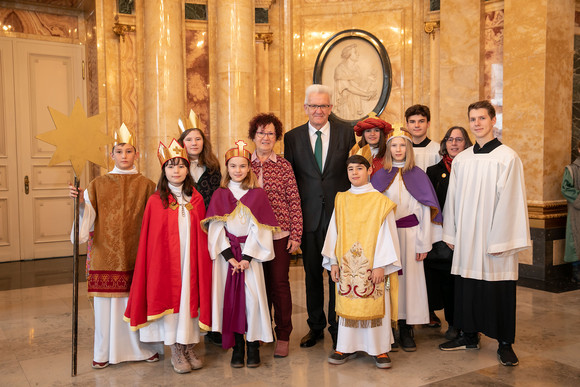 Ministerpräsident Winfried Kretschmann und seine Frau Gerlinde (M.) mit den Sternsingern der Maria Heimsuchung (Kuhbach) (Bild: Staatsministerium Baden-Württemberg)