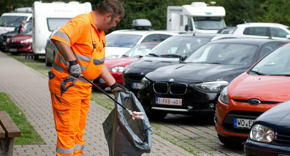 Wilder Müll auf einer Autobahnraststätte.