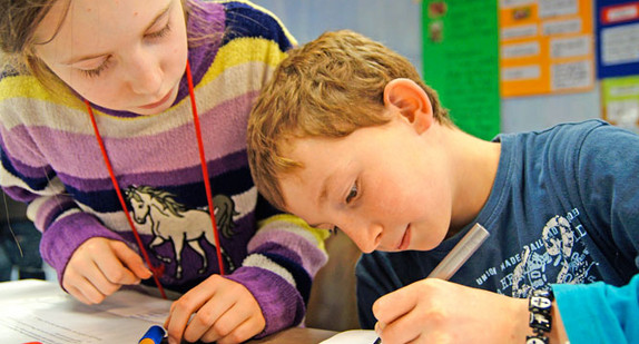 Schüler arbeiten gemeinsam an einer Aufgabe