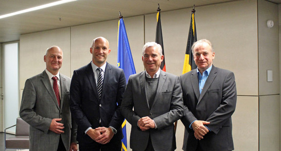 v.l.n.r.: BITBW-Präsident Christian Leinert, Jochen Köhler von Bromium, Digitalisierungsminister Thomas Strobl und CIO/CDO Stefan Krebs (Foto: Ministeriums für Inneres, Digitalisierung und Migration Baden-Württemberg)