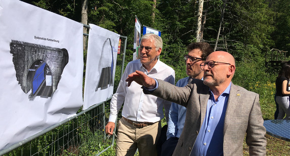 Verkehrsminister Winfried Hermann (r.) zeigt auf eine Systemskizze der Kammerlösung (Bild: Verkehrsministerium Baden-Württemberg)