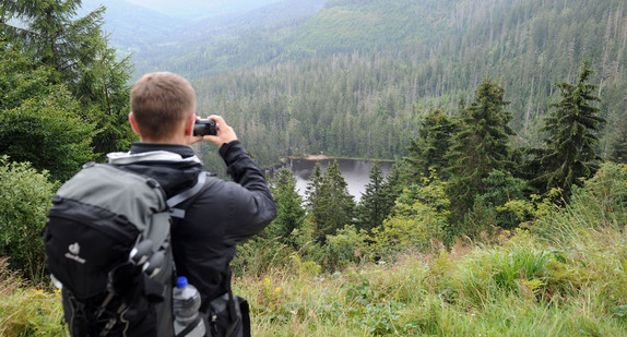 Ein Wanderer steht im Nordschwarzwald beim Ruhestein am Aussichtspunkt Wildseeblick. (Bild: Uli Deck / dpa)