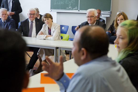 Stuttgart, Gewerbliche Schule Im Hoppenlau: Bundespräsident Frank-Walter Steinmeier (2.v.l.), Ministerpräsident Winfried Kretschmann (2.v.r.) und Elke Büdenbender (M.)