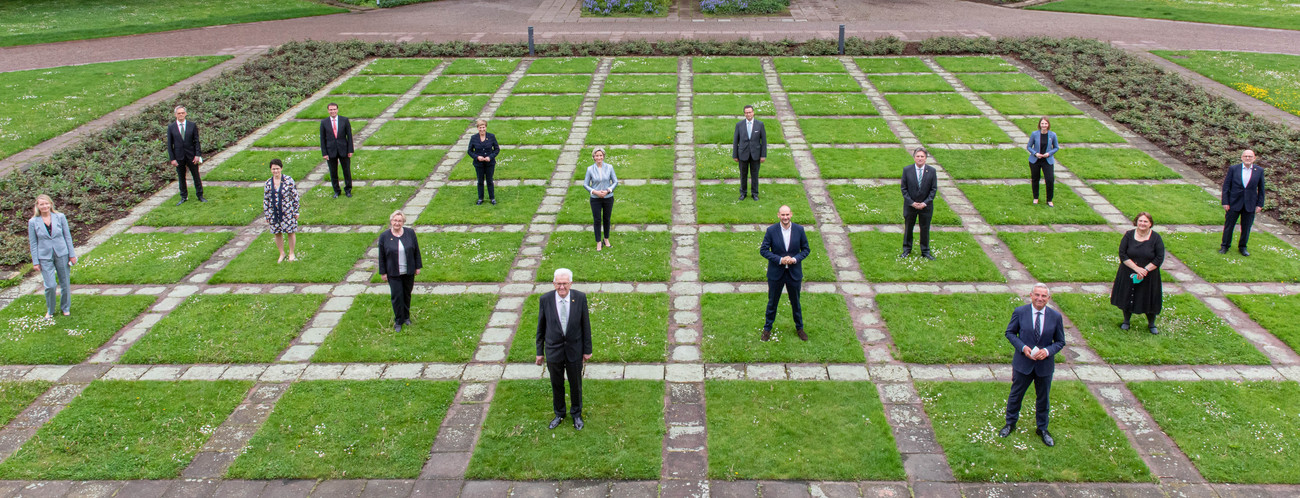 Die Mitglieder der Landesregierung vor dem Neuen Schloss in Stuttgart