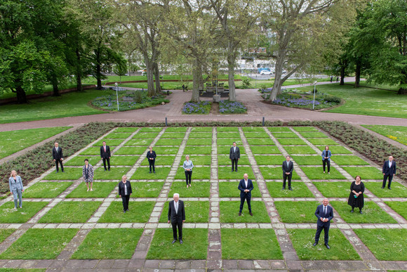 Die Mitglieder der Landesregierung vor dem Neuen Schloss in Stuttgart