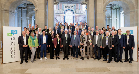 Gruppenbild anlässlich der Abschlussveranstaltung zum Strategiedialog Landwirtschaft