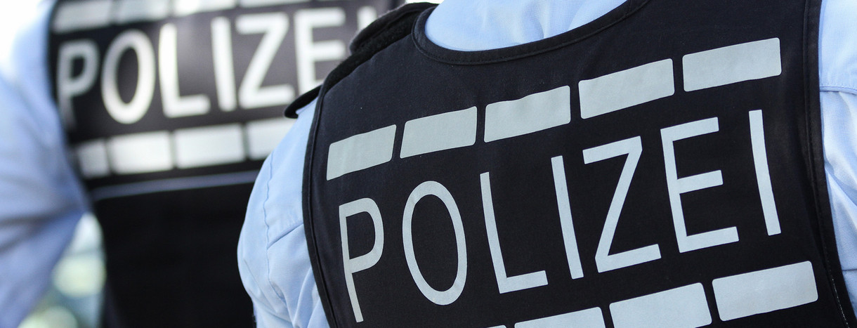 In Westen gekleidete Polizisten stehen in Reutlingen. (Bild: picture alliance/Silas Stein/dpa)