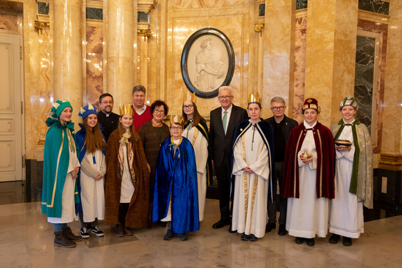 Ministerpräsident Winfried Kretschmann und seine Frau Gerlinde (M.) mit den Sternsingern der Seelsorgeeinheit Überlingen (Bild: Staatsministerium Baden-Württemberg)