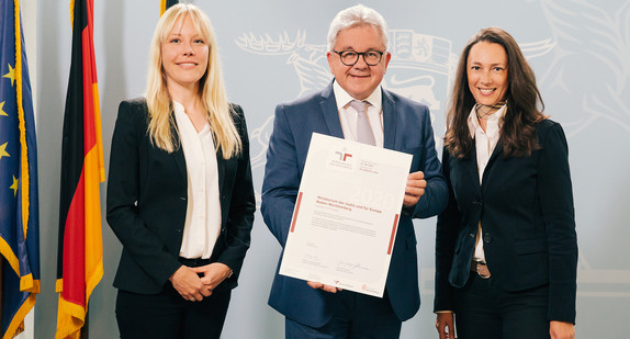 v.l.n.r.: Dr. Caroline Rucireto, Justizminister Guido Wolf und Abteilungsleiterin Dr. Beate Linkenheil (Bild: Verena Müller)