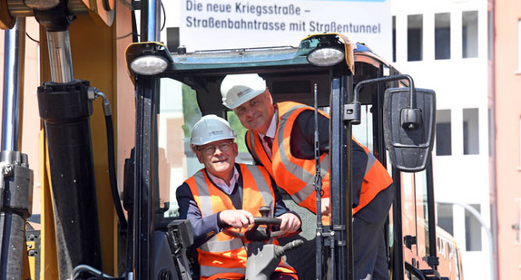 Verkehrsminister Winfried Hermann (l.) und Oberbürgermeister Frank Mentrup (r.) beim Spatenstich zum Baubeginn der Straßenbahntrasse in der Kriegsstraße in Karlsruhe (Foto: KASIG – Karlsruher Schieneninfrastruktur-Gesellschaft mbH)