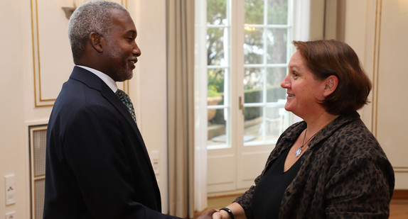 Staatssekretärin Theresa Schopper (r.) und der Botschafter der Bundesrepublik Nigeria, Yusuf Maitama Tuggar (l.) (Bild: Staatsministerium Baden-Württemberg)