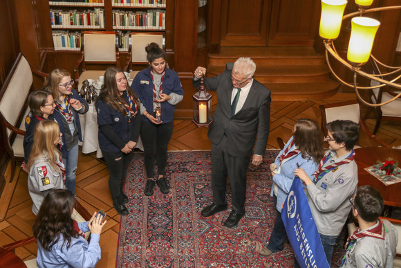 Ministerpräsident Winfried Kretschmann mit einer Delegation von Pfadfinderinnen und Pfadfindern anlässlich der Übergabe des diesjährigen Friedenslichts