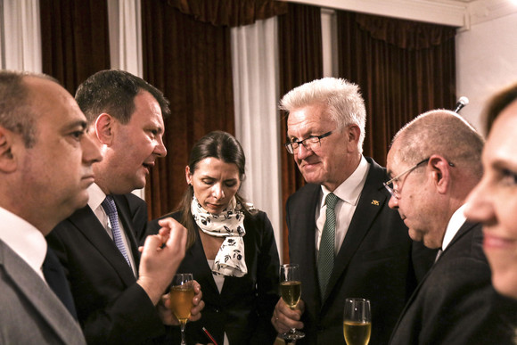 Ministerpräsident Winfried Kretschmann (3.v.r.) bei einen Abendempfang am 17. April 2018 in Novi Sad im Gespräch mit dem Präsidenten der Regierung der Autonomen Provinz Vojvodina, Igor Mirović (2.v.l.)