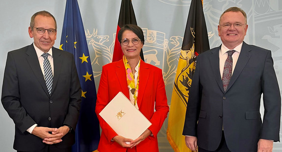von links nach rechts: Präsident des Oberlandesgerichts Karlsruhe Jörg Müller, Präsidentin des Landgerichts Freiburg Dorothee Wahle, Ministerialdirektor Elmar Steinbacher