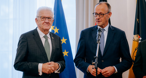 Ministerpräsident Winfried Kretschmann (links) und Bundeskanzler Friedrich Merz (rechts)