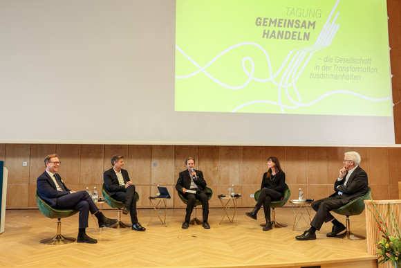 Podiumsdiskussion mit Prof. Dr. Markus Gabriel (links), The New Institute, Dr. Robert Habeck (Zweiter von links), Vizekanzler und Bundesminister für Wirtschaft und Klimaschutz, Moderator Peter Unfried (Mitte), Prof. Dr. Hedwig Richter (Zweite von rechts), Universität der Bundeswehr München, und Ministerpräsident Winfried Kretschmann (rechts)