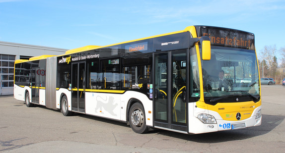 Gelb-weißer Bus mit der Aufschrift bwegt steht auf einem Betriebshof.