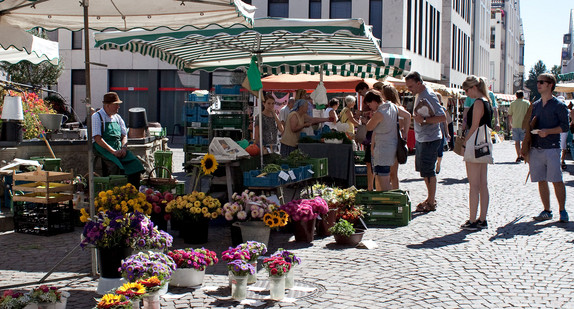 Menschen auf Wochenmarkt