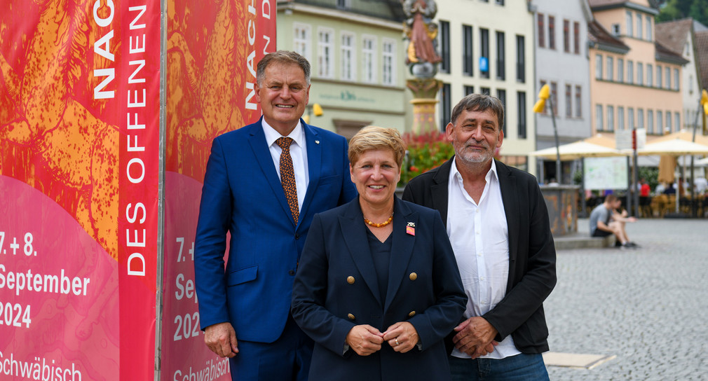 Ministerin Nicole Razavi MdL (Mitte) hat gemeinsam mit Prof. Dr. Claus Wolf (rechts), Präsident des Landesamtes für Denkmalpflege im Regierungspräsidium Stuttgart und dem Schwäbisch Gmünder Oberbürgermeister Richard Arnold (links) in einem Pressegespräch das Programm für das Denkmalwochenende vorgestellt. 