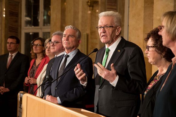 Ministerpräsident Winfried Kretschmann (3.v.r.) bei seiner Ansprache