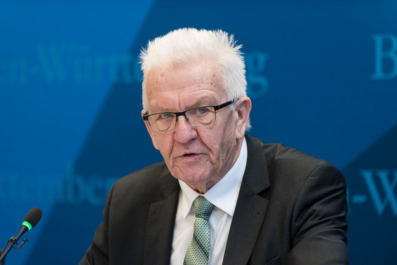 Ministerpräsident Winfried Kretschmann bei der Pressekonferenz in Brüssel