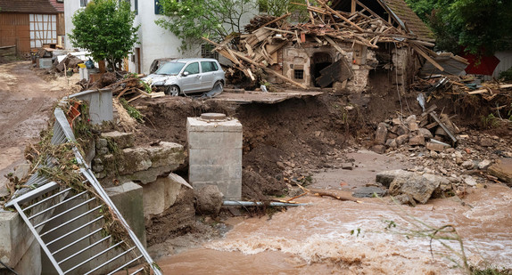 Blick auf ein durch Hochwasser zerstörtes Gebäude an der Wieslauf