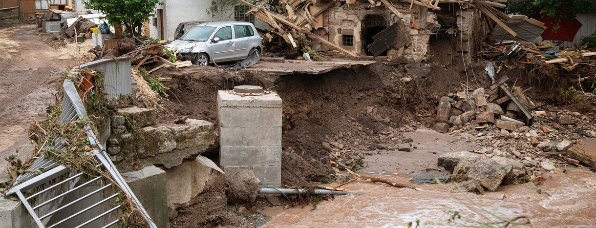 Blick auf ein durch Hochwasser zerstörtes Gebäude an der Wieslauf