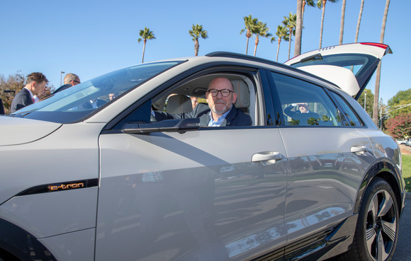 Minister Winfried Hermann sitzt in einem Audi E-Tron. (Bild: Staatsministerium Baden-Württemberg)