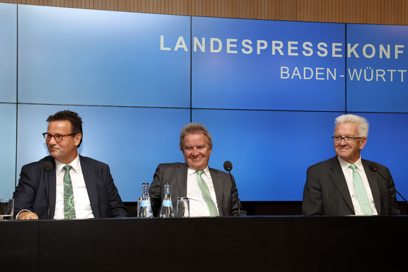 Ministerpräsident Winfried Kretschmann (r.), Umweltminister Franz Untersteller (M.) und der Minister für Ländlichen Raum und Verbraucherschutz, Peter Hauk (l.) (Bild: Staatsministerium Baden-Württemberg)