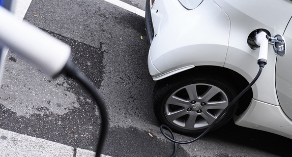 Ein Auto steht an einer Elektroladestation in der Stuttgarter Innenstadt.