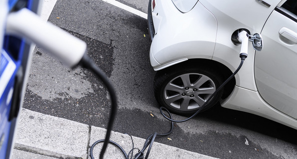 Ein Auto steht an einer Elektroladestation in der Stuttgarter Innenstadt.