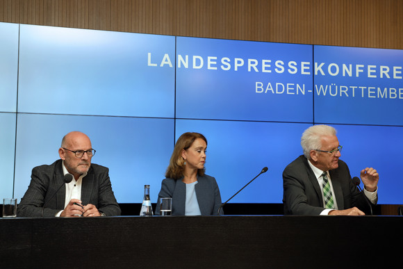 v.l.n.r.: Verkehrsminister Winfried Hermann, Kunststaatssekretärin Petra Olschowski und Ministerpräsident Winfried Kretschmann bei der Regierungspressekonferenz (Bild: Staatsministerium Baden-Württemberg)