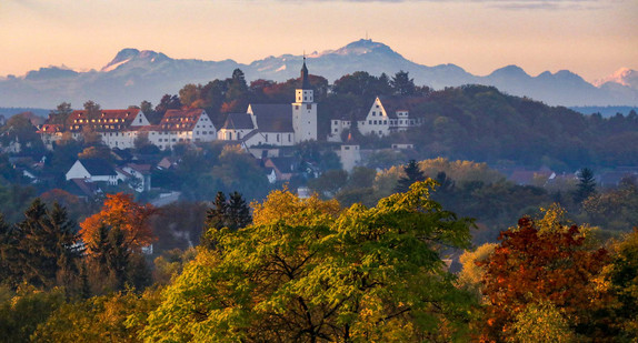  Schloss Neufra und die Pfarrkirche St. Peter und Paul werden von der aufgehenden Sonne angestrahlt.