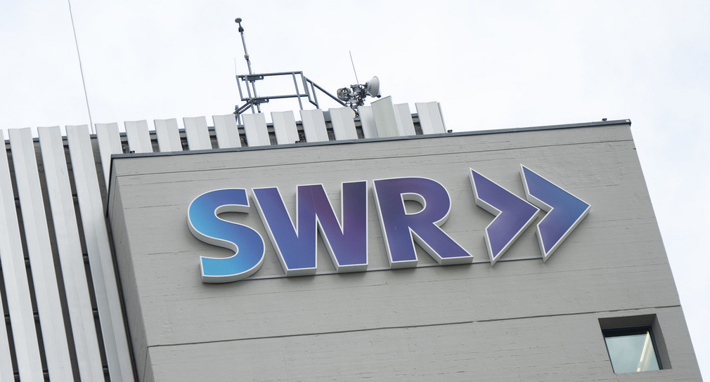 Das Logo des Südwestrundfunks (SWR), aufgenommen vor der Zentrale des SWR in Stuttgart.