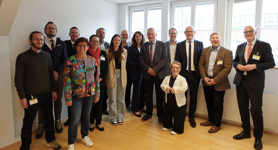 Gruppenfoto: Landes-Behindertenbeauftragte Simone Fischer mit weiteren Gründungsmitgliedern der Initiative „Inklusive Katastrophenvorsorge Baden-Württemberg“