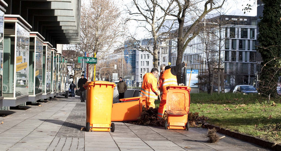 Fachkräfte für Kreislauf- und Abfallwirtschaft bei der Arbeit