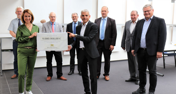 Kunststaatssekretärin Petra Olschowski übergibt dem Staatssekretär und Präsidenten des Bundes Deutscher Blasmusikverbände Dr. Patrick Rapp den Förderbescheid zum Neubau der Musikakademie des Bundes Deutscher Blasmusikverbände. 