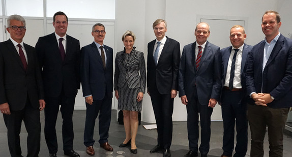 Teilnehmer des Automobildialogs waren (v.l.n.r.) Michael Hankel (ZF Friedrichshafen AG), Heinrich Baumann (Eberspächer Gruppe), Alfred Weber (Mann+Hummel GmbH), Wirtschaftsministerin Dr. Nicole Hoffmeister-Kraut, Wolf-Henning Scheider (Mahle GmbH), Dr. Peter Biesenbach (Robert Bosch GmbH), Roman Zitzelsberger (IG Metall Baden-Württemberg) und Wilko Andreas Stark (Daimler AG).