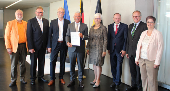 Hans-Jürgen Kirstein (Landesvorsitzender der GdP), Joachim Walter (Präsident des Landkreistages), Roger Kehle (Präsident des Gemeindetages), Innenminister Thomas Strobl; Gudrun Heute-Bluhm (Geschäftsführendes Vorstandsmitglied des Städtetages), Lothar Frick (Direktor der Zentrale für politische Bildung), Dietrich Moser von Filseck (Leitender Ministerialrat) und Sandra Käfer (Ministerialrätin).