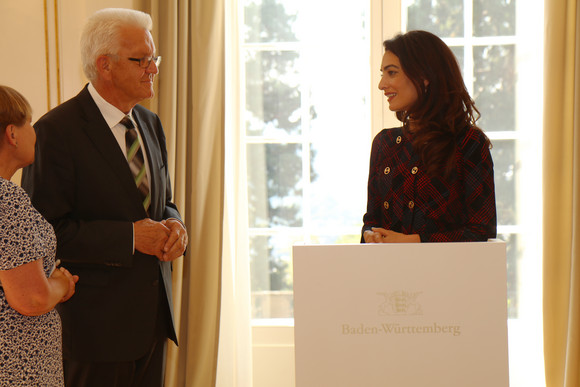 Menschrechtsanwältin Amal Clooney bedankt sich bei Ministerpräsident Winfried Kretschmann für den Einsatz des Landes Baden-Württemberg bei der Hilfe für die Opfer des sogenannten Islamischen Staates im Nordirak.