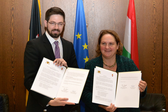 Der ungarische Staatssekretär für Wirtschaftsdiplomatie, Levente Magyar (l.) und Staatssekretärin Theresa Schopper (r.)